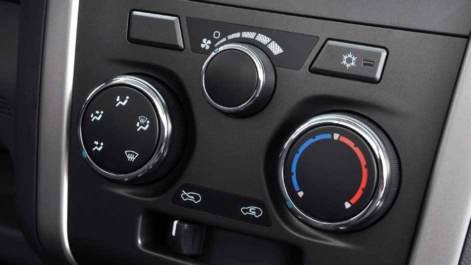 O ar-condicionado pode ser anal&oacute;gico ou digital, variando de acordo com a vers&atilde;o | <a href="https://quatrorodas.abril.com.br/carros/lancamentos/chevrolet-s10-677036.shtml" rel="migration">Leia mais</a>