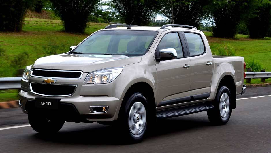 Os far&oacute;is t&ecirc;m desenho parecido com os da Captiva | <a href="https://quatrorodas.abril.com.br/carros/lancamentos/chevrolet-s10-677036.shtml" rel="migration">Leia mais</a>