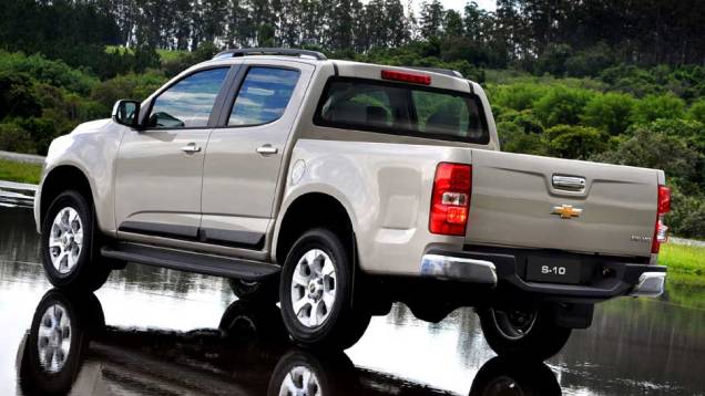 Apliques cromados espalhados por toda a carroceria caracterizam a S10 LTZ | <a href="https://quatrorodas.abril.com.br/carros/lancamentos/chevrolet-s10-677036.shtml" rel="migration">Leia mais</a> Apliques cromados espalhados por toda a carroceria caracterizam a S10 LTZ | <a href="https://quatrorodas.abril.com.br/carros/lancamentos/chevrolet-s10-677036.shtml" rel="migration">Leia mais</a>