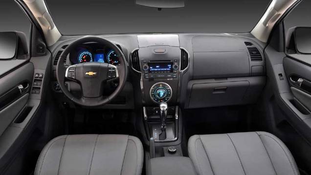 Você diria que está a bordo de uma picape? Por dentro, a S10 parece um carro de passeio | <a href="https://quatrorodas.abril.com.br/carros/lancamentos/chevrolet-s10-677036.shtml" rel="migration">Leia mais</a>