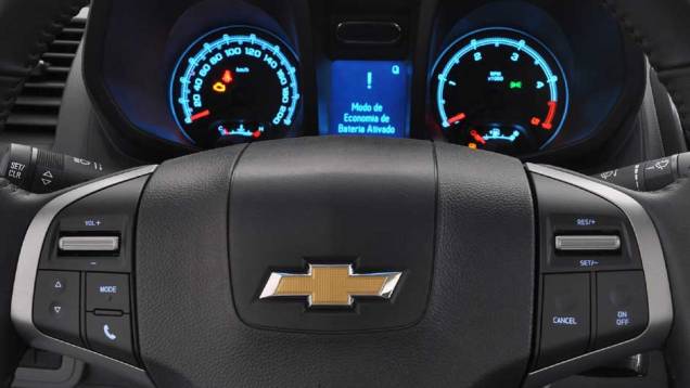 Iluminação azul e visual arrojado: os instrumentos parecem com o conjunto do Camaro | <a href="https://quatrorodas.abril.com.br/carros/lancamentos/chevrolet-s10-677036.shtml" rel="migration">Leia mais</a>