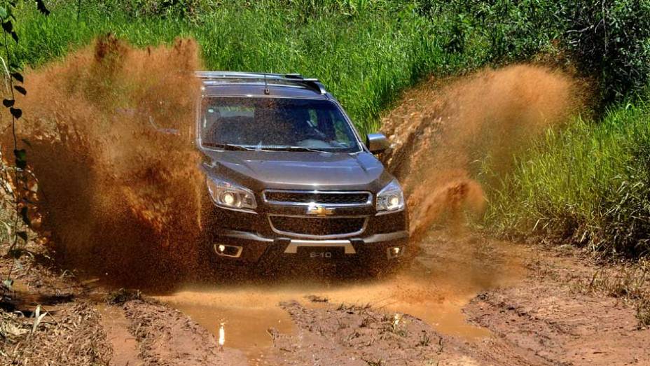 Com a tração 4x4, fica fácil encarar atoleiros e fossos de lama | <a href="https://quatrorodas.abril.com.br/carros/lancamentos/chevrolet-s10-677036.shtml" rel="migration">Leia mais</a>