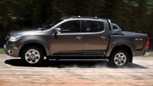 O comprador pode equipar sua picape com vários acessórios, como estribos | <a href="https://quatrorodas.abril.com.br/carros/lancamentos/chevrolet-s10-677036.shtml" rel="migration">Leia mais</a> O comprador pode equipar sua picape com vários acessórios, como estribos | <a href="https://quatrorodas.abril.com.br/carros/lancamentos/chevrolet-s10-677036.shtml" rel="migration">Leia mais</a>
