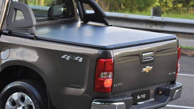 Outro acessório importante é a capota marítima, útil para evitar o acúmulo de poeira na caçamba | <a href="https://quatrorodas.abril.com.br/carros/lancamentos/chevrolet-s10-677036.shtml" rel="migration">Leia mais</a> Outro acessório importante é a capota marítima, útil para evitar o acúmulo de poeira na caçamba | <a href="https://quatrorodas.abril.com.br/carros/lancamentos/chevrolet-s10-677036.shtml" rel="migration">Leia mais</a>