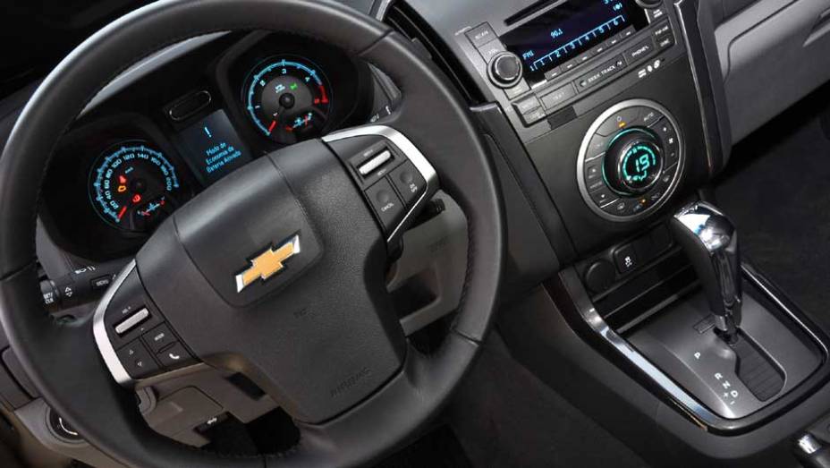 Volante moderno e câmbio automático de seis marchas equipam a versão LTZ | <a href="https://quatrorodas.abril.com.br/carros/lancamentos/chevrolet-s10-677036.shtml" rel="migration">Leia mais</a>