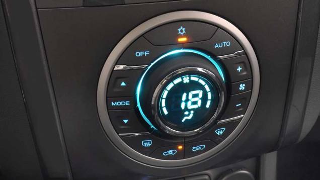 O ar-condicionado digital tem visual tecnológico, mas disposição confusa | <a href="https://quatrorodas.abril.com.br/carros/lancamentos/chevrolet-s10-677036.shtml" rel="migration">Leia mais</a> O ar-condicionado digital tem visual tecnológico, mas disposição confusa | <a href="https://quatrorodas.abril.com.br/carros/lancamentos/chevrolet-s10-677036.shtml" rel="migration">Leia mais</a>