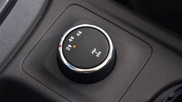Seletor de tração 4x4 | <a href="https://quatrorodas.abril.com.br/carros/lancamentos/chevrolet-s10-677036.shtml" rel="migration">Leia mais</a> Seletor de tração 4x4 | <a href="https://quatrorodas.abril.com.br/carros/lancamentos/chevrolet-s10-677036.shtml" rel="migration">Leia mais</a>