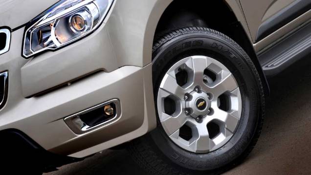 Versão LTZ tem rodas aro 17 | <a href="https://quatrorodas.abril.com.br/carros/lancamentos/chevrolet-s10-677036.shtml" rel="migration">Leia mais</a> Versão LTZ tem rodas aro 17 | <a href="https://quatrorodas.abril.com.br/carros/lancamentos/chevrolet-s10-677036.shtml" rel="migration">Leia mais</a>