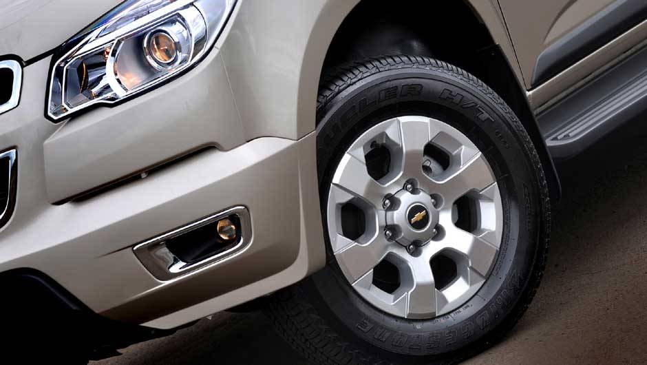 Vers&atilde;o LTZ tem rodas aro 17 | <a href="https://quatrorodas.abril.com.br/carros/lancamentos/chevrolet-s10-677036.shtml" rel="migration">Leia mais</a>