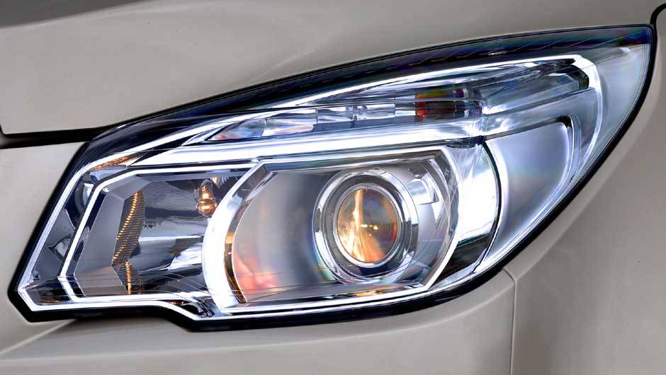 Detalhe dos far&oacute;is que lembram os da Captiva | <a href="https://quatrorodas.abril.com.br/carros/lancamentos/chevrolet-s10-677036.shtml" rel="migration">Leia mais</a>