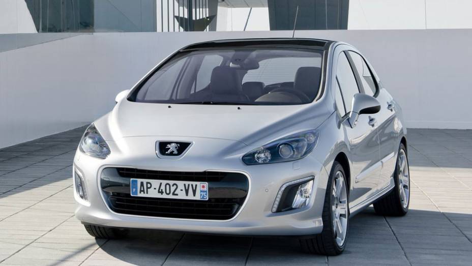 Veículo incorpora o logotipo do Leão aplicado diretamente na carroceria | <a href="https://quatrorodas.abril.com.br/carros/lancamentos/peugeot-308-677117.shtml" rel="migration">Leia mais</a>