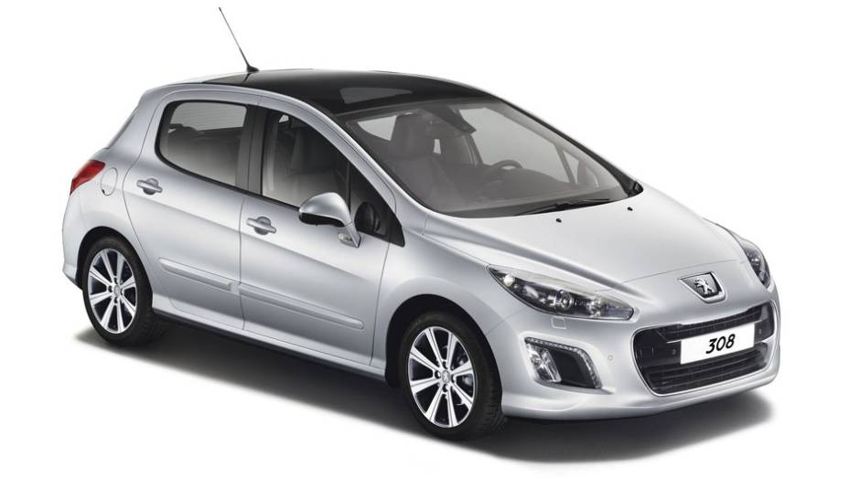 Dependendo da versão de acabamento, o modelo conta com grades cromadas | <a href="https://quatrorodas.abril.com.br/carros/lancamentos/peugeot-308-677117.shtml" rel="migration">Leia mais</a>