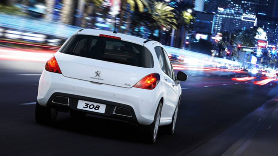 Estilo faz com que se destaquem as lanternas em formato de bumerangue | <a href="https://quatrorodas.abril.com.br/carros/lancamentos/peugeot-308-677117.shtml" rel="migration">Leia mais</a>