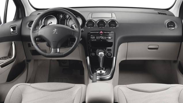 Interior conta com recursos tecnológicos | <a href="https://quatrorodas.abril.com.br/carros/lancamentos/peugeot-308-677117.shtml" rel="migration">Leia mais</a> Interior conta com recursos tecnológicos | <a href="https://quatrorodas.abril.com.br/carros/lancamentos/peugeot-308-677117.shtml" rel="migration">Leia mais</a>