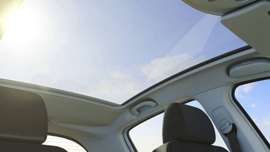 Versões podem ser equipadas com teto panorâmico | <a href="https://quatrorodas.abril.com.br/carros/lancamentos/peugeot-308-677117.shtml" rel="migration">Leia mais</a>