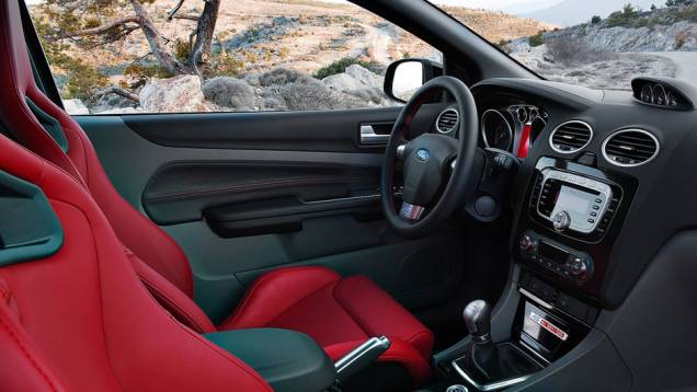Interior também tem detalhes esportivos, como os bancos em concha vermelhos Interior também tem detalhes esportivos, como os bancos em concha vermelhos