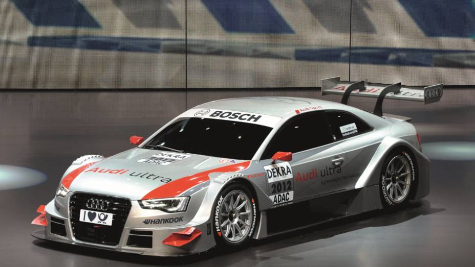 Audi A5 DTM irá disputar campeonato de turismo alemão contra <a href="https://quatrorodas.abril.com.br/galerias/bmw/m3-dtm-677564.shtml" target="_blank" rel="migration">BMW M3 DTM</a> e <a href="https://quatrorodas.abril.com.br/galerias/mercedes-benz/classe-c-dtm-677561.shtml" rel="migration"></a>