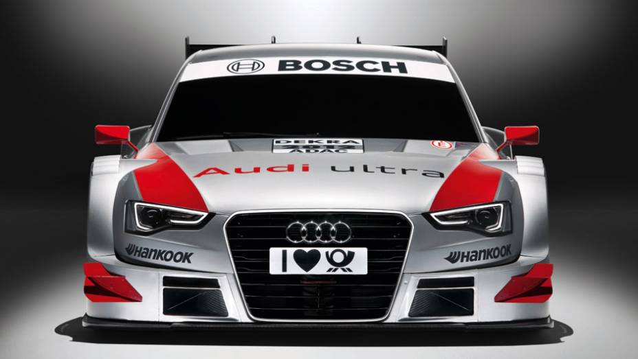 Audi A5 DTM irá disputar campeonato de turismo alemão contra <a href="https://quatrorodas.abril.com.br/galerias/bmw/m3-dtm-677564.shtml" target="_blank" rel="migration">BMW M3 DTM</a> e <a href="https://quatrorodas.abril.com.br/galerias/mercedes-benz/classe-c-dtm-677561.shtml" rel="migration"></a>