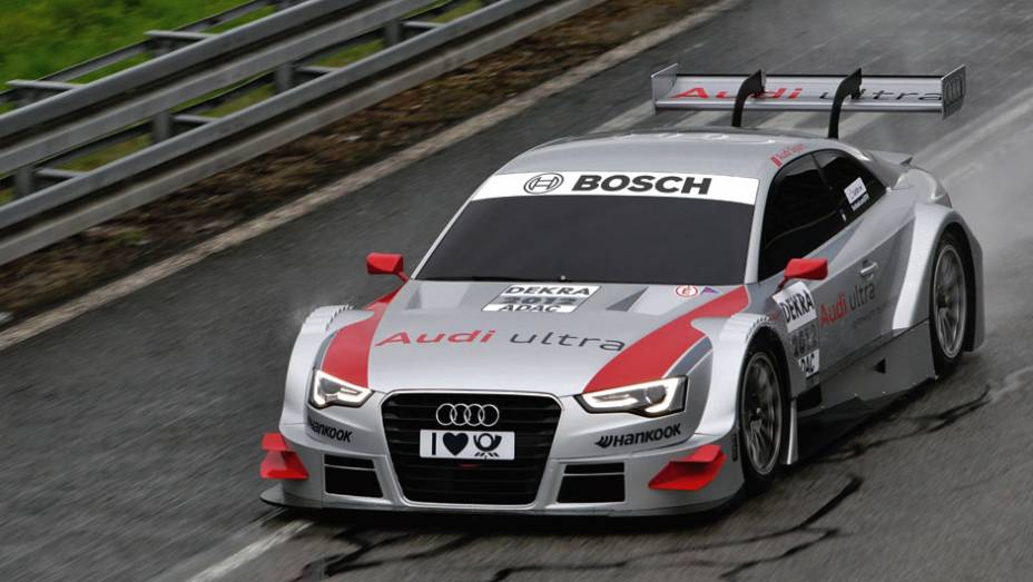 Audi A5 DTM irá disputar campeonato de turismo alemão <a href="https://quatrorodas.abril.com.br/galerias/bmw/m3-dtm-677564.shtml" target="_blank" rel="migration">contra BMW M3 DTM</a> e <a href="https://quatrorodas.abril.com.br/galerias/mercedes-benz/classe-c-dtm-677561.shtml" rel="migration"></a>