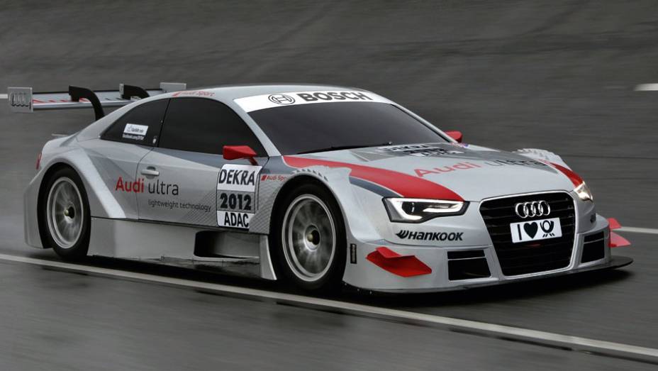 Audi A5 DTM irá disputar campeonato de turismo alemão contra <a href="https://quatrorodas.abril.com.br/galerias/bmw/m3-dtm-677564.shtml" target="_blank" rel="migration">BMW M3 DTM</a> e <a href="https://quatrorodas.abril.com.br/galerias/mercedes-benz/classe-c-dtm-677561.shtml" rel="migration"></a>