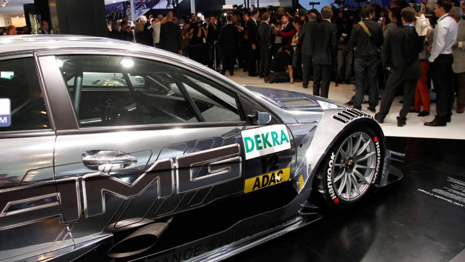 Mercedes Classe C DTM irá disputar campeonato de turismo alemão contra <a href="https://quatrorodas.abril.com.br/galerias/audi/a5-dtm-677559.shtml" target="_blank" rel="migration">Audi A5 DTM</a> e <a href="https://quatrorodas.abril.com.br/galerias/bmw/m3-dtm-677564.shtml" rel="migration"></a>