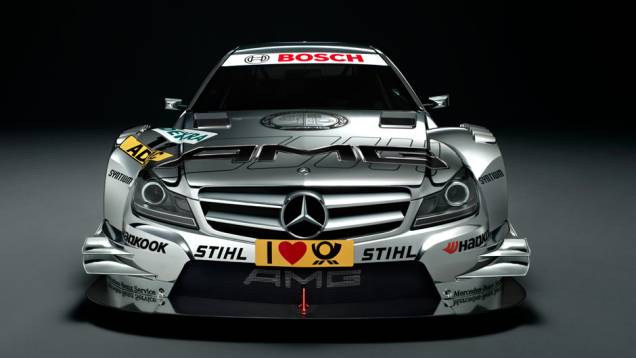 Mercedes Classe C DTM irá disputar campeonato de turismo alemão contra <a href="https://quatrorodas.abril.com.br/galerias/audi/a5-dtm-677559.shtml" target="_blank" rel="migration">Audi A5 DTM</a> e <a href="https://quatrorodas.abril.com.br/galerias/bmw/m3-dtm-677564.shtml" rel="migration"></a>