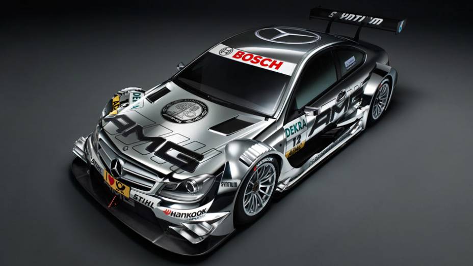 Mercedes Classe C DTM irá disputar campeonato de turismo alemão contra <a href="https://quatrorodas.abril.com.br/galerias/audi/a5-dtm-677559.shtml" target="_blank" rel="migration">Audi A5 DTM</a> e <a href="https://quatrorodas.abril.com.br/galerias/bmw/m3-dtm-677564.shtml" rel="migration"></a>