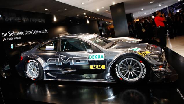 Mercedes Classe C DTM irá disputar campeonato de turismo alemão contra <a href="https://quatrorodas.abril.com.br/galerias/audi/a5-dtm-677559.shtml" target="_blank" rel="migration">Audi A5 DTM</a> e <a href="https://quatrorodas.abril.com.br/galerias/bmw/m3-dtm-677564.shtml" rel="migration"></a>