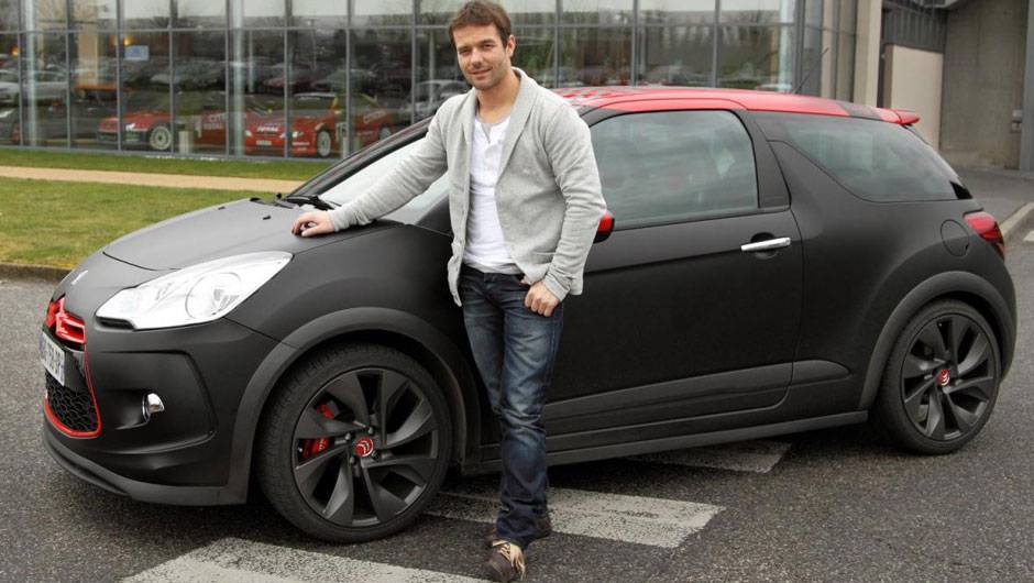 Este sujeito &eacute; Sebastien Loeb, que d&aacute; nome &agrave; nova s&eacute;rie especial do DS3 | <a href="https://quatrorodas.abril.com.br/saloes/genebra/2012/citroen-ds3-racing-sebastien-loeb-678492.shtml" rel="migration">Leia mais</a>