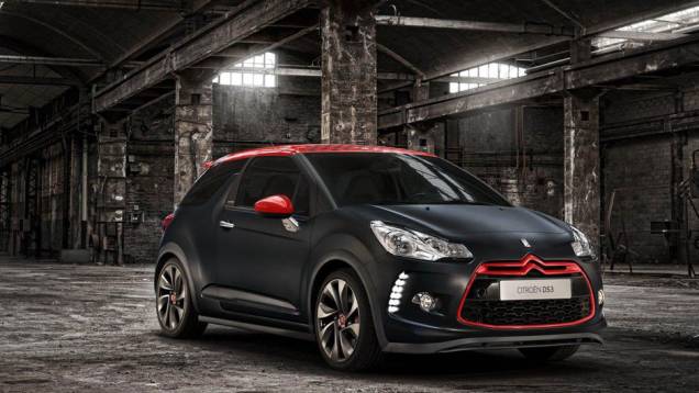 Além da carroceria preta, vários detalhes do DS3 são pintados de vermelho | <a href="https://quatrorodas.abril.com.br/saloes/genebra/2012/citroen-ds3-racing-sebastien-loeb-678492.shtml" rel="migration">Leia mais</a>