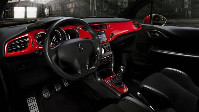 O interior tem apliques na cor vermelha que chamam bastante atenção | <a href="https://quatrorodas.abril.com.br/saloes/genebra/2012/citroen-ds3-racing-sebastien-loeb-678492.shtml" rel="migration">Leia mais</a>