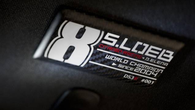 Plaquetas alusivas à série especial identificam o DS3 Sebastien Loeb | <a href="https://quatrorodas.abril.com.br/saloes/genebra/2012/citroen-ds3-racing-sebastien-loeb-678492.shtml" rel="migration">Leia mais</a> Plaquetas alusivas à série especial identificam o DS3 Sebastien Loeb | <a href="https://quatrorodas.abril.com.br/saloes/genebra/2012/citroen-ds3-racing-sebastien-loeb-678492.shtml" rel="migration">Leia mais</a>