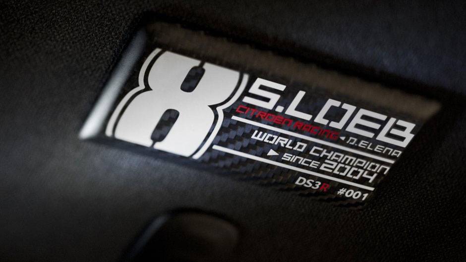 Plaquetas alusivas &agrave; s&eacute;rie especial identificam o DS3 Sebastien Loeb | <a href="https://quatrorodas.abril.com.br/saloes/genebra/2012/citroen-ds3-racing-sebastien-loeb-678492.shtml" rel="migration">Leia mais</a>