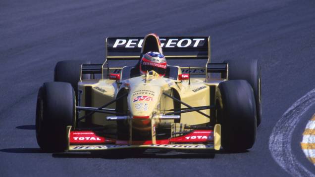 Março de 1996 - Empolga o público brasileiro ao obter a segunda posição no grid de largada do GP do Brasil. Trava disputas acirradas com Alesi e Schumacher na corrida, mas abandona depois de rodar e ficar preso na brita.