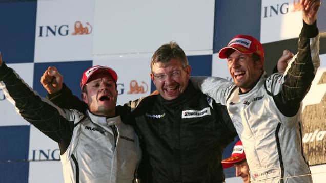Março de 2009 - A Honda fecha as portas e sua estrutura passa para o comando de Ross Brawn, velho conhecido de Barrichello dos tempos de Ferrari. A Brawn GP assina com Barrichello e espanta a F-1 ao fazer a dobradinha na Austrália: vitória de Button e seg Março de 2009 - A Honda fecha as portas e sua estrutura passa para o comando de Ross Brawn, velho conhecido de Barrichello dos tempos de Ferrari. A Brawn GP assina com Barrichello e espanta a F-1 ao fazer a dobradinha na Austrália: vitória de Button e seg