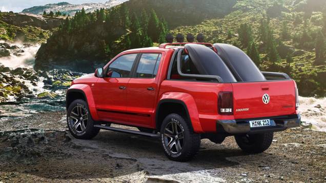 Faróis auxiliares, suspensão elevada e até estribos com rebatimento elétrico equipam a picape | <a href="https://quatrorodas.abril.com.br/saloes/genebra/2012/volkswagen-amarok-canyon-678779.shtml" rel="migration">Leia mais</a>