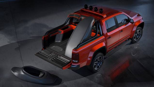 Na caçamba, vão dois caiaques de fibra de carbono e todos os acessórios para a prática do esporte | <a href="https://quatrorodas.abril.com.br/saloes/genebra/2012/volkswagen-amarok-canyon-678779.shtml" rel="migration">Leia mais</a>