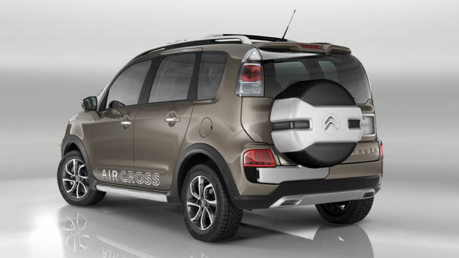 Estepe do SUV é assimétrico | <a href="https://quatrorodas.abril.com.br/carros/lancamentos/citroen-aircross-591224.shtml" rel="migration">Leia mais</a>