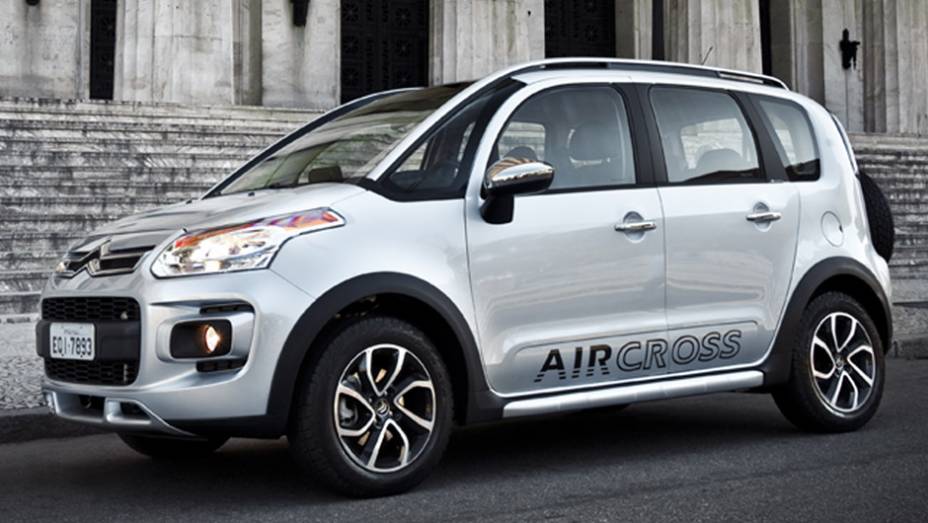 Na dianteira se destacam o capô elevado e a tomada de ar aberta | <a href="https://quatrorodas.abril.com.br/carros/lancamentos/citroen-aircross-591224.shtml" rel="migration">Leia mais</a>