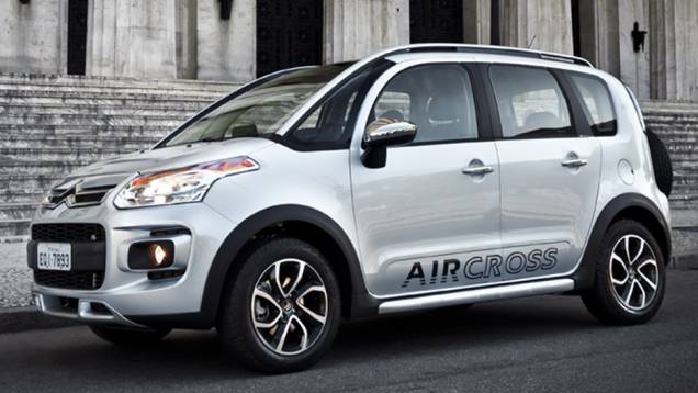 Na dianteira se destacam o capô elevado e a tomada de ar aberta | <a href="https://quatrorodas.abril.com.br/carros/lancamentos/citroen-aircross-591224.shtml" rel="migration">Leia mais</a>