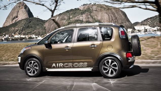Na lateral, o estribo protetor e a inscrição AirCross caracteriza o visual off-road do modelo | <a href="https://quatrorodas.abril.com.br/carros/lancamentos/citroen-aircross-591224.shtml" rel="migration">Leia mais</a> Na lateral, o estribo protetor e a inscrição AirCross caracteriza o visual off-road do modelo | <a href="https://quatrorodas.abril.com.br/carros/lancamentos/citroen-aircross-591224.shtml" rel="migration">Leia mais</a>