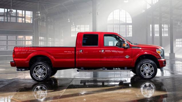 O porte avantajado faz o estilo dos americanos | <a href="https://quatrorodas.abril.com.br/noticias/fabricantes-ford-lanca-video-serie-f-super-duty-platinum-317778_p.shtml" rel="migration">Leia mais</a>