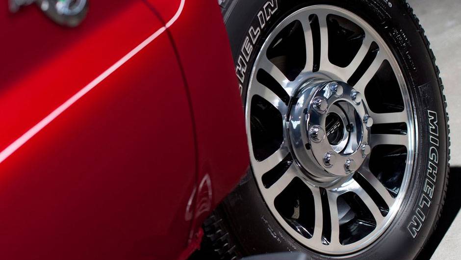 As belas rodas de liga leve t&ecirc;m 20 polegadas | <a href="https://quatrorodas.abril.com.br/noticias/fabricantes-ford-lanca-video-serie-f-super-duty-platinum-317778_p.shtml" rel="migration">Leia mais</a>