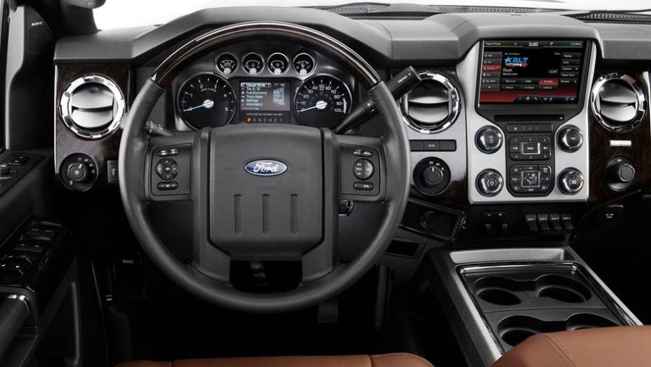 Bancos de couro e volante com aquecimento estão entre os itens de série | <a href="https://quatrorodas.abril.com.br/noticias/fabricantes-ford-lanca-video-serie-f-super-duty-platinum-317778_p.shtml" rel="migration">Leia mais</a>