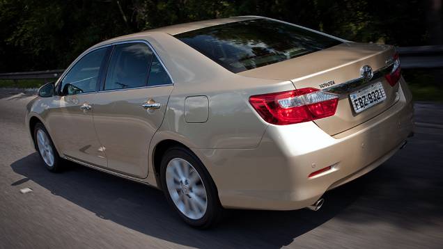 Novas lanternas estão integradas ao filete cromado | <a href="https://quatrorodas.abril.com.br/carros/lancamentos/toyota-camry-2013-679638.shtml" rel="migration">Leia mais</a> Novas lanternas estão integradas ao filete cromado | <a href="https://quatrorodas.abril.com.br/carros/lancamentos/toyota-camry-2013-679638.shtml" rel="migration">Leia mais</a>