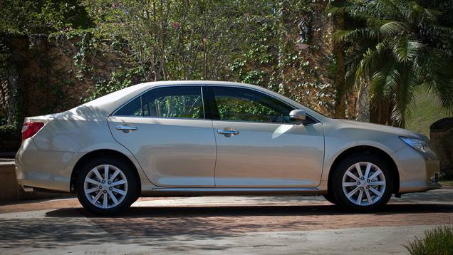 Linhas proeminentes nas portas e rodas aro 17 se destacam no modelo | <a href="https://quatrorodas.abril.com.br/carros/lancamentos/toyota-camry-2013-679638.shtml" rel="migration">Leia mais</a> Linhas proeminentes nas portas e rodas aro 17 se destacam no modelo | <a href="https://quatrorodas.abril.com.br/carros/lancamentos/toyota-camry-2013-679638.shtml" rel="migration">Leia mais</a>