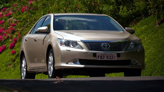 Capô possui superfície elevada | <a href="https://quatrorodas.abril.com.br/carros/lancamentos/toyota-camry-2013-679638.shtml" rel="migration">Leia mais</a> Capô possui superfície elevada | <a href="https://quatrorodas.abril.com.br/carros/lancamentos/toyota-camry-2013-679638.shtml" rel="migration">Leia mais</a>