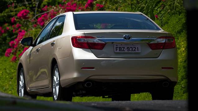 Sedã tem duas saídas de escape | <a href="https://quatrorodas.abril.com.br/carros/lancamentos/toyota-camry-2013-679638.shtml" rel="migration">Leia mais</a> Sedã tem duas saídas de escape | <a href="https://quatrorodas.abril.com.br/carros/lancamentos/toyota-camry-2013-679638.shtml" rel="migration">Leia mais</a>