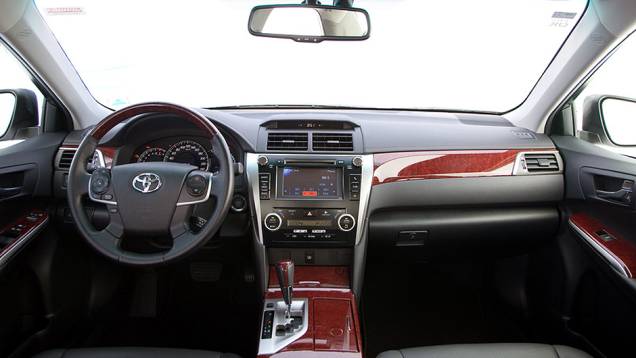 Interior luxuoso tem acabamento em madeira | <a href="https://quatrorodas.abril.com.br/carros/lancamentos/toyota-camry-2013-679638.shtml" rel="migration">Leia mais</a>