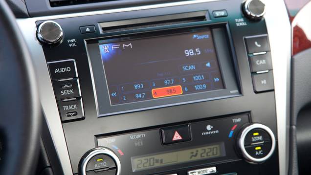 Ar-condicionado digital e tela sensível ao toque são itens de série no sedã | <a href="https://quatrorodas.abril.com.br/carros/lancamentos/toyota-camry-2013-679638.shtml" rel="migration">Leia mais</a> Ar-condicionado digital e tela sensível ao toque são itens de série no sedã | <a href="https://quatrorodas.abril.com.br/carros/lancamentos/toyota-camry-2013-679638.shtml" rel="migration">Leia mais</a>